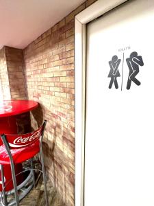 une chambre avec un panneau de cocacola sur un mur de briques dans l'établissement Santa Chiara Apartment, à Naples