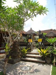 un jardin avec des escaliers et des arbres ainsi qu'un bâtiment dans l'établissement Ubud Tri Upasedana House 2, à Tegalalang