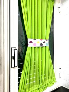 un rideau vert à pois dans l'établissement Santa Chiara Apartment, à Naples 31 autres photos