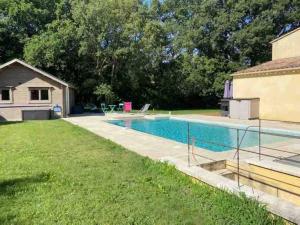 - une piscine dans une cour à côté d'une maison dans l'établissement Villa et chalet avec piscine proche Aix & Luberon, à Peyrolles-en-Provence