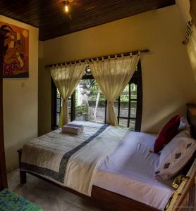 Postel nebo postele na pokoji v ubytování Ubud Tri Upasedana House 2