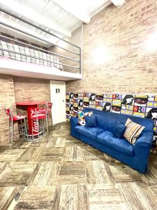 un salon avec un canapé bleu et un bar dans l'établissement Santa Chiara Apartment, à Naples