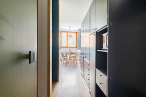 a kitchen with a hallway leading to a dining room at Val di Luce Foemina RB in Abetone