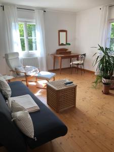 ein Wohnzimmer mit einem Sofa und einem Tisch in der Unterkunft Ferienwohnung Beim Bienagassl in Waldsassen