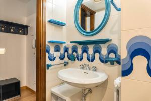 W łazience znajduje się umywalka i lustro. w obiekcie Val di Luce Foemina RB w mieście Abetone