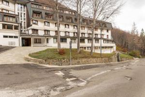 una calle vacía frente a un gran edificio en Val di Luce Foemina RB, en Abetone