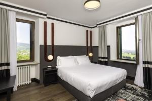 A bed or beds in a room at Castrum Wine Relais