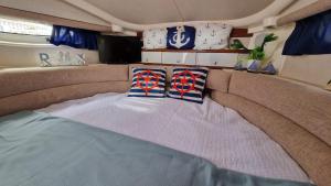 Una cama en una caravana con dos almohadas. en Sea & Tasty - Boat House en Ponta Delgada
