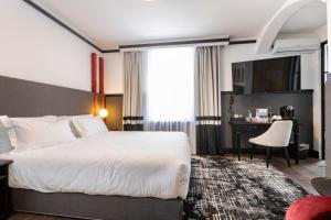 A bed or beds in a room at Castrum Wine Relais