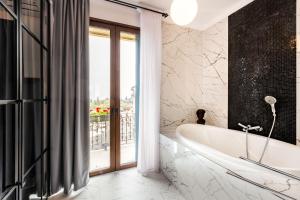 A bathroom at Castrum Wine Relais