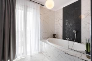 A bathroom at Castrum Wine Relais