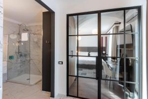 A bathroom at Castrum Wine Relais