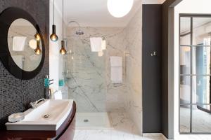 A bathroom at Castrum Wine Relais