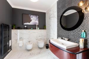A bathroom at Castrum Wine Relais