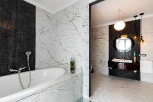 A bathroom at Castrum Wine Relais