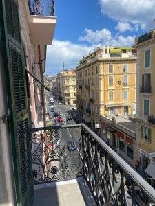 balcone di un edificio con vista su una strada di Casa in Centro a Sanremo Altre 15 foto
