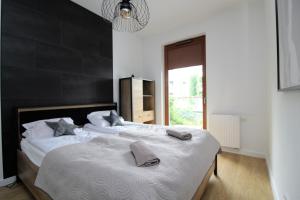 A bed or beds in a room at Nadmorski Dwór 10