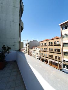 uma vista a partir da varanda de um edifício em Sonetos - Guest House no Porto