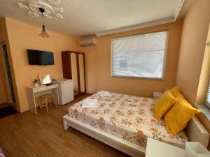 ソゾポルにあるHedi Sozopolのベッドルーム1室(ベッド1台、デスク、窓付)