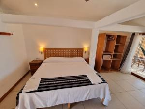 Un dormitorio con una cama grande y una ventana en Posada Ziga Playa, en Mazunte