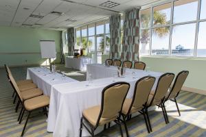 Tides Folly Beach, Charleston's Oceanfront Hotel商务区和/或会议室