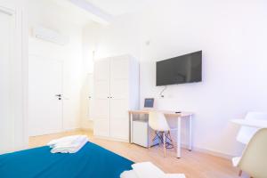 TV a/nebo společenská místnost v ubytování Sunscape Rooms Cagliari City Center