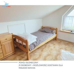 1 dormitorio con cama, escritorio y ventana en Agroturystyka Włochate Ranczo 