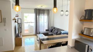 - un salon avec un canapé et une table dans l'établissement Apartamento golf-resort murcia, à Murcie