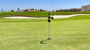 un drapeau au milieu d'un parcours de golf dans l'établissement El retiro soñado, à Murcie