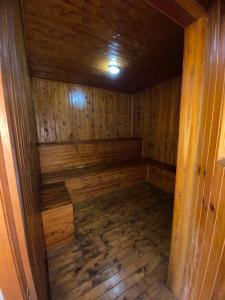 an empty wooden sauna with a wooden floor and a light at Ecohotel La Casona Pereira in Pereira