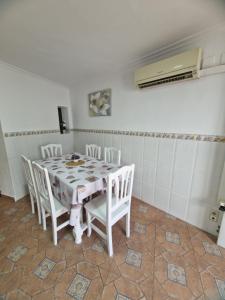 a white dining room with a table and chairs at Casa Alboraya Valencia in Alboraya