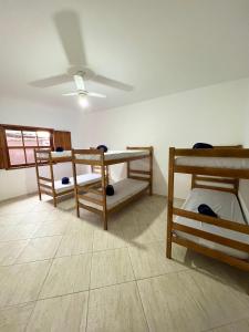 a room with three bunk beds and a ceiling at Hostel Passa4 in Passa Quatro