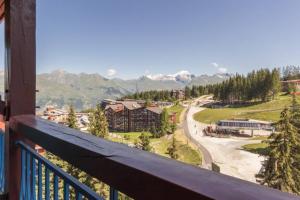 einen Blick vom Balkon eines Resorts in der Unterkunft Arcs 1800: 5/6 people Ski Studio view Mont Blanc in Arc 1800