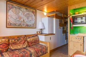ein Wohnzimmer mit einem Sofa und einem Kühlschrank in der Unterkunft Arcs 1800: 5/6 people Ski Studio view Mont Blanc in Arc 1800