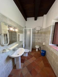 baño con 2 aseos y lavamanos en Agriturismo Cervinace, en Oriolo