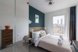 Un dormitorio con una cama grande y una ventana en Sleek & Modern 1BR Corner Flat w Views + Parking #191, en Estambul