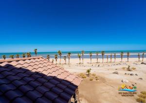La PonderosaにあるEl Dorado San Felipe Beachfront Vacation Rental Condo 75-4のヤシの木と海のあるビーチの景色