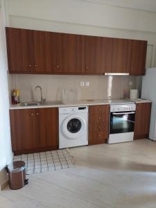 a kitchen with a washing machine and a sink at PlazaVerrosA6Room in Tripoli