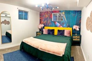 um quarto com uma cama e um quadro na parede em Secret Garden Denver em Denver