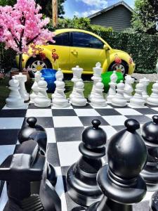 um tabuleiro de xadrez com um carro ao fundo em Secret Garden Denver em Denver