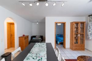 a dining room with a table and chairs at Ferienwohnung CasaNova in Finning