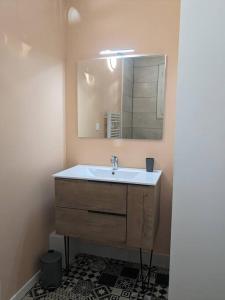 Bilik mandi di Appartment - vue imprenable sur la cité médiévale - Parking gratuit - Climatisé +6 gambar