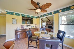 une cuisine avec une table et des chaises ainsi qu'un ventilateur de plafond dans l'établissement Spacious Arkansas Abode with Balcony and Fire Pit!, à Fort Smith