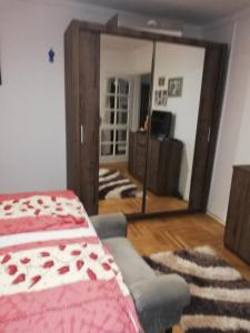 - une chambre avec un lit et un miroir dans l'établissement Árnyas Vendégház, à Hajdúszoboszló