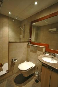 
a bathroom with a sink, toilet, and bathtub at Hotel Els Puis in Esterri d'Àneu
