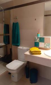 uma casa de banho com um WC e um lavatório em Bonito apartamento en Marbella con piscina em Marbella