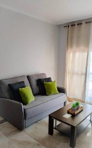 uma sala de estar com um sofá e uma mesa de centro em Bonito apartamento en Marbella con piscina em Marbella