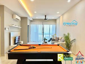 uma sala de estar com uma mesa de bilhar em Atlantis Residences Melaka by HeyStay Management em Malaca