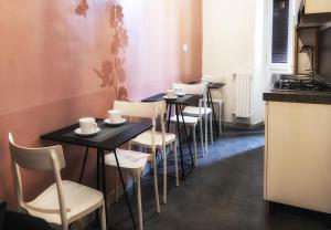 una fila de mesas y sillas en un restaurante en San Pietro Suite Rome, en Roma