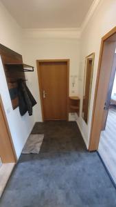 ein leeres Zimmer mit Flur mit Tür in der Unterkunft Monteurswohnung Roßwein - Zentral - Küche in Roßwein
